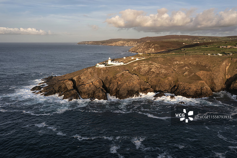 美丽的无人机航拍图，展示了康沃尔的彭丁灯塔在日落时分的壮丽景色，色彩斑斓，天空迷人。图片素材