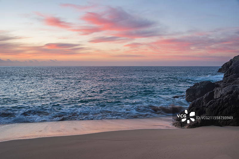 康沃尔郡波斯卡诺海滩的美丽日出风景，色彩和氛围令人惊叹。图片素材
