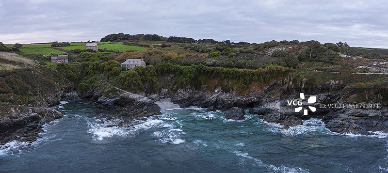 康沃尔英格兰普鲁士湾日出时的惊艳航拍风景图，伴有富有氛围的阴郁天空和云朵图片素材