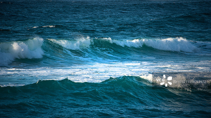 强大的大型青绿色海浪在康沃尔的塞农湾于日落时分拍打岸边图片素材