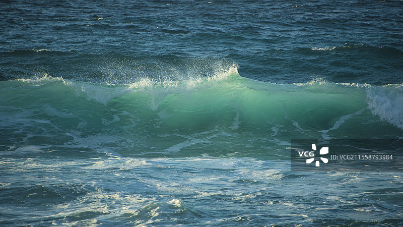 强大的大型青绿色海浪在康沃尔的塞农湾于日落时分拍打岸边图片素材