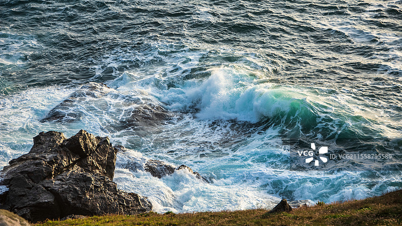康沃尔悬崖海岸的美丽日落风景，背景是锡矿，从彭丁灯塔的岬角俯瞰。图片素材