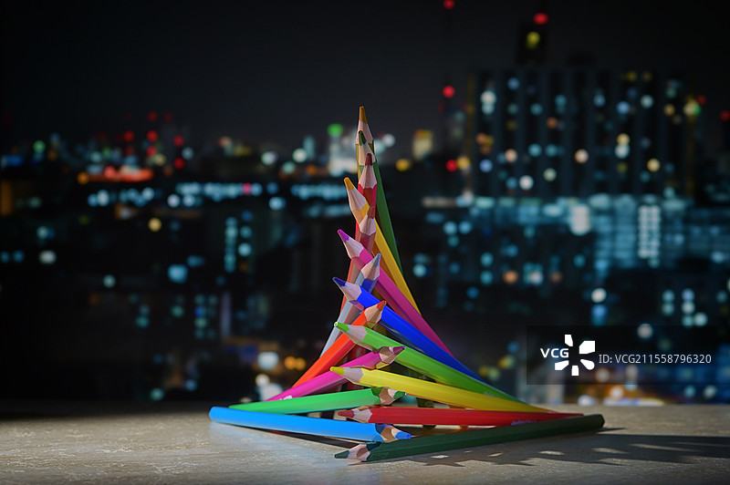 铅笔和城市灯光背景下的抽象圣诞树图片素材