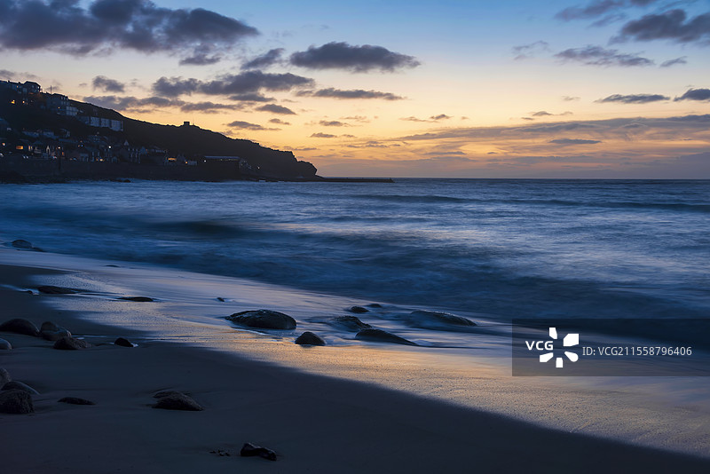 康沃尔州塞农湾的美丽风景，日落时分，阴郁的天空和长时间曝光的海洋运动图片素材