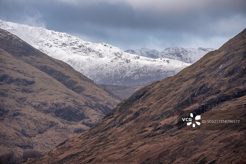 格伦科苏格兰高地雪山三姐妹山脉的史诗般冬季风景，背景是戏剧性的天空图片素材