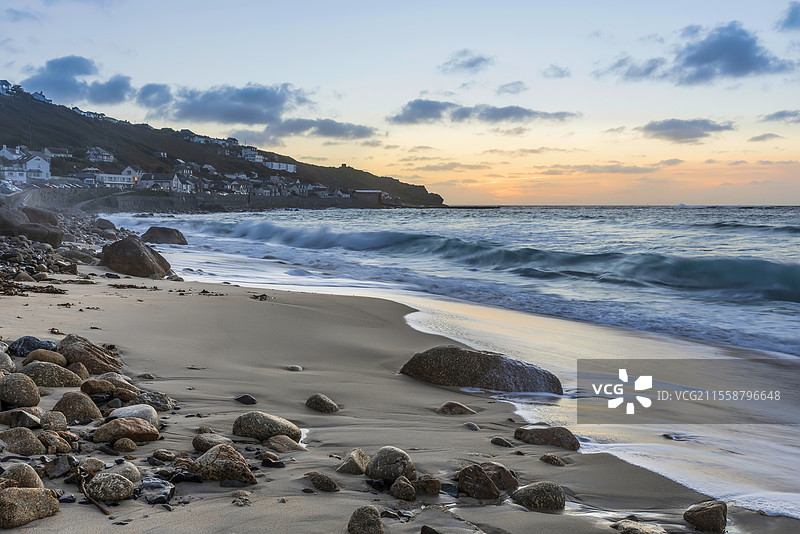 康沃尔州塞农湾的美丽风景，日落时分，阴郁的天空和长时间曝光的海洋运动图片素材