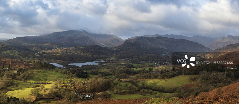 美丽的冬季日出金色时光，从洛赫里格山俯瞰乡村，远望湖区的兰代尔山脊。图片素材