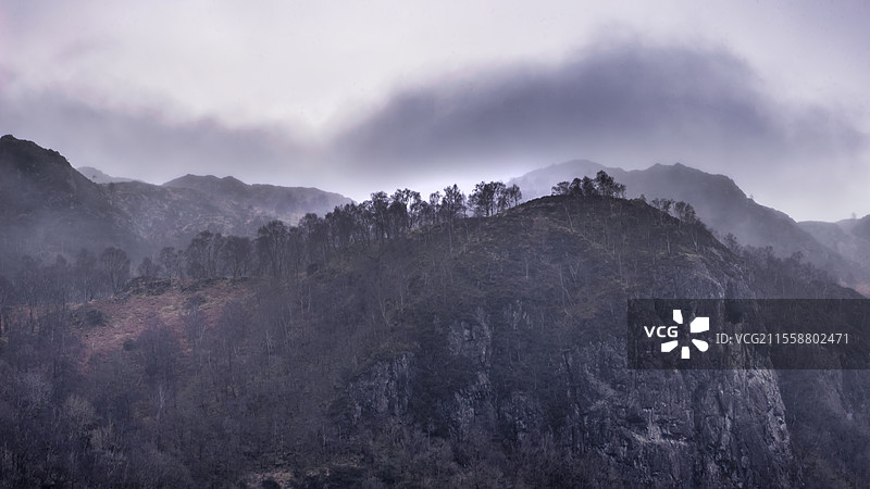 美丽的冬季早晨风景，俯瞰德温特湖上方的雾气缭绕的山崖。图片素材