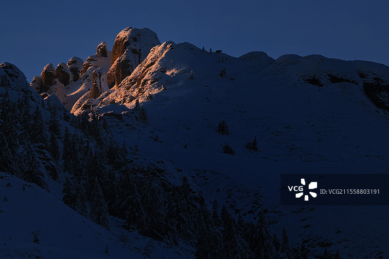 罗马尼亚法加拉什山脉的冬季日出峰图片素材