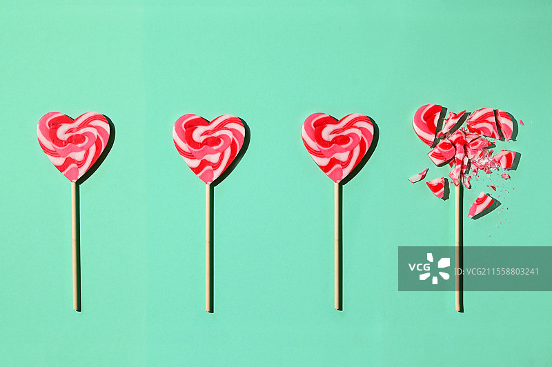 心形棒棒糖的排成一行，最后一个坏掉了图片素材
