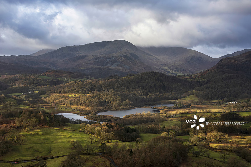 湖区Loughrigg Fell的美丽冬季日出金色时光风景，俯瞰乡村景色。图片素材