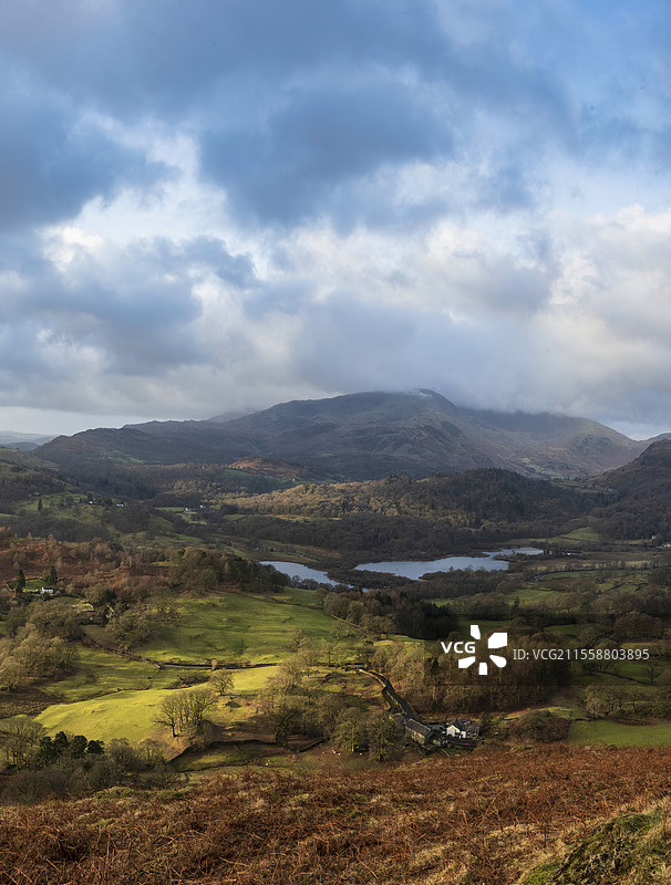 美丽的冬季日出金色时光风景，从洛赫里格山俯瞰乡村，朝向湖区的朗代尔山脊。图片素材