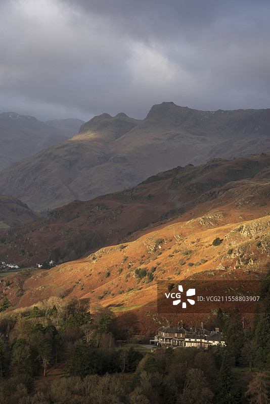 美丽的冬季日出金色时光，俯瞰湖区Loughrigg Fell的乡村景色，远眺Langdale Pikes。图片素材