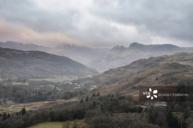 美丽的冬季日出景观，从洛赫里格山俯瞰乡村，远望兰代尔山脊和布利斯科山，位于湖区。图片素材