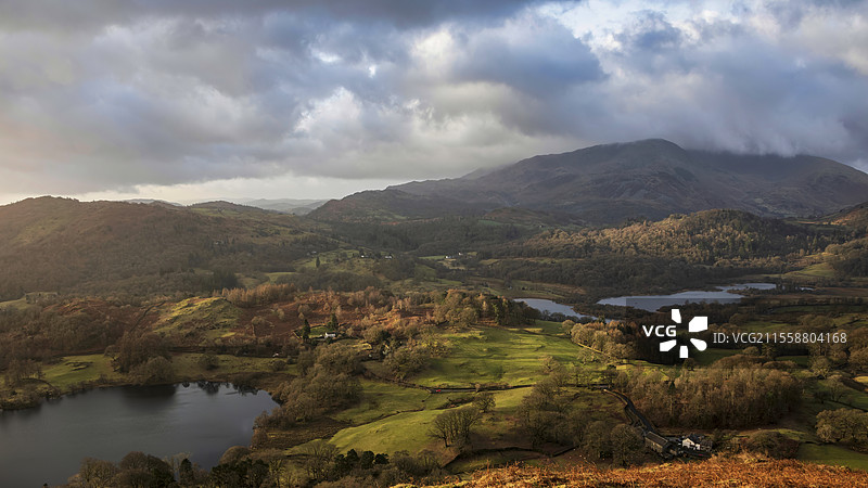 美丽的冬季日出景观，从洛赫里格山俯瞰洛赫里格湖，五彩斑斓的阳光洒落在湖面上。图片素材