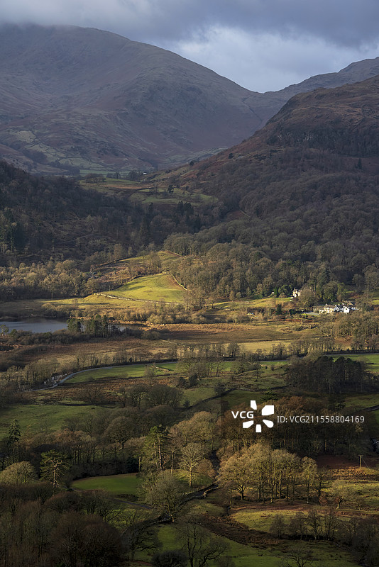 湖区Loughrigg Fell的美丽冬季日出金色时光乡村风景视图图片素材