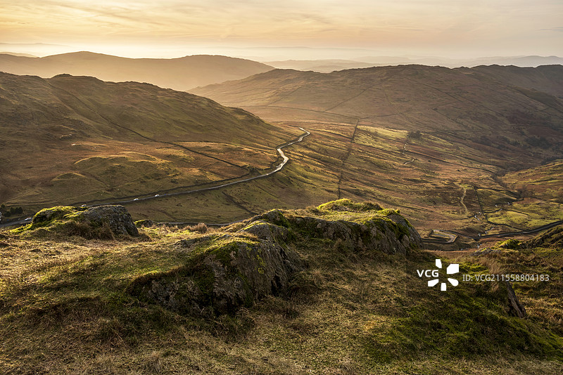 美丽的冬季黎明风景，从湖区的红色山脊俯瞰南方的温德米尔，天空色彩斑斓。图片素材