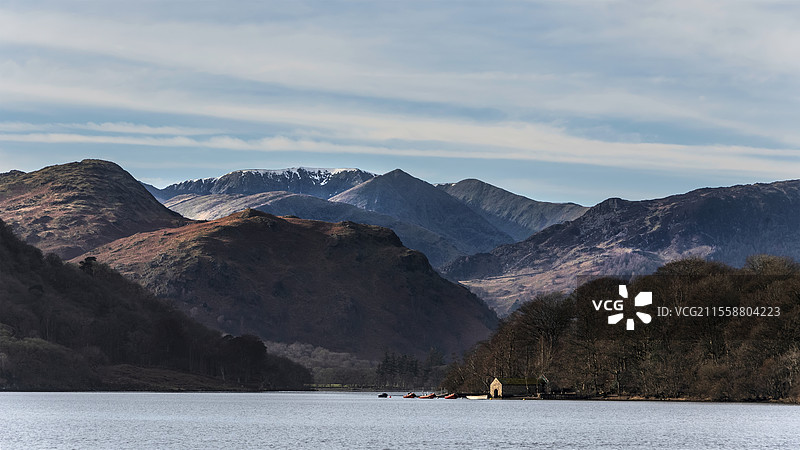 美丽的冬季风景，乌尔斯沃特湖周围的山脉景观，从湖上的船上观赏。图片素材