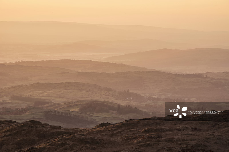 美丽的冬季风景，从红色岩石俯瞰雾气弥漫的山脉层次，包括伊尔贝尔山、石湾派克和塔恩克拉格。图片素材