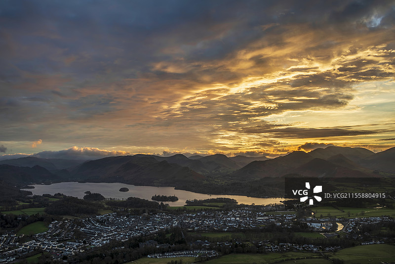 绝美的风景图，展示了冬季湖区Latrigg Fell上俯瞰Derwentwater的景色，绚丽多彩的日落。图片素材