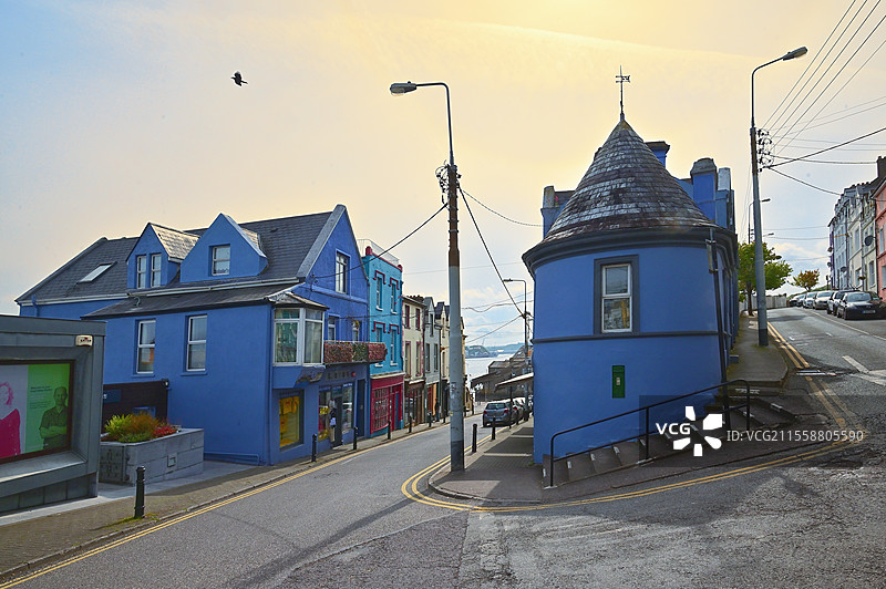 爱尔兰科夫 - 2022年5月7日：阳光明媚的科夫街道图片素材