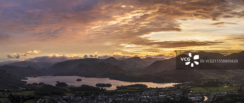 绝美的风景图，展示了冬季湖区Latrigg Fell上俯瞰Derwentwater的景色，绚丽多彩的日落。图片素材