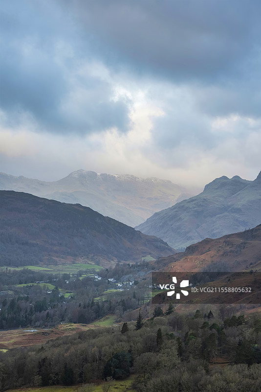 美丽的冬季日出景观，从洛克里格山俯瞰乡村，远望兰代尔山脊和布利斯科山，位于湖区。图片素材