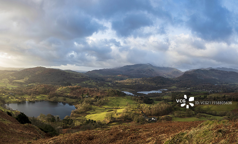 美丽的冬季日出金色时光，俯瞰湖区Loughrigg Fell的乡村景色，远望Langdale Pikes。图片素材