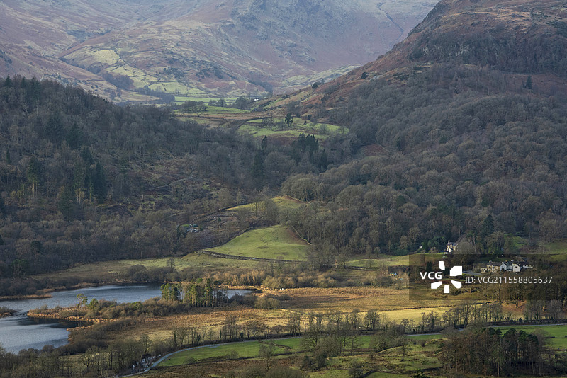 湖区Loughrigg Fell的美丽冬季日出金色时光风景，俯瞰乡村景色。图片素材