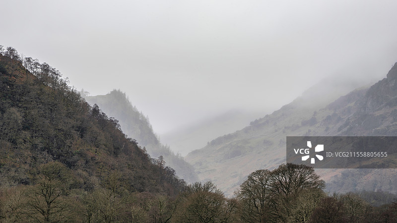 美丽的冬季早晨风景，视野穿过曼斯提公园，背景是城堡岩山。图片素材