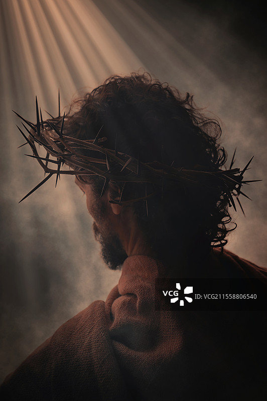 耶稣基督的肖像，头戴荆棘冠冕图片素材