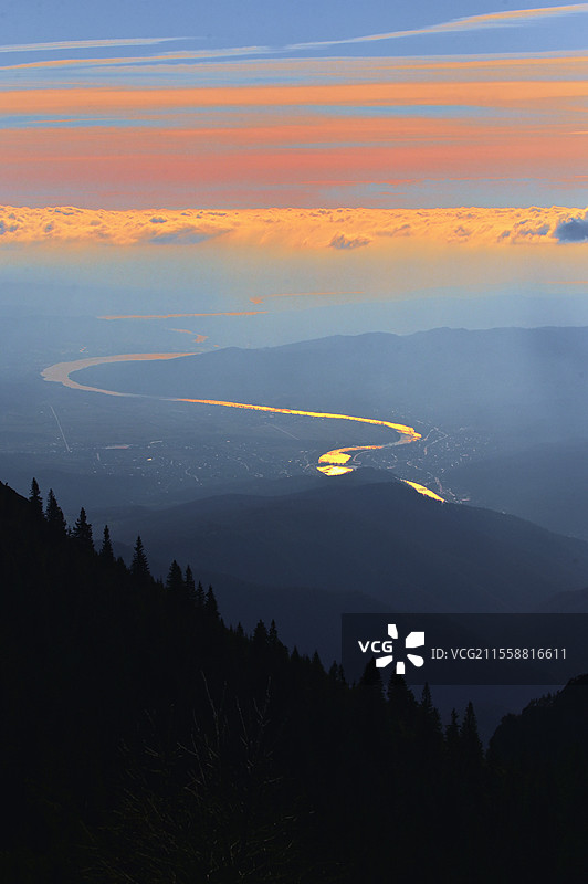 罗马尼亚法加拉什山脉的松树与奥尔特河在日落时分的景色图片素材