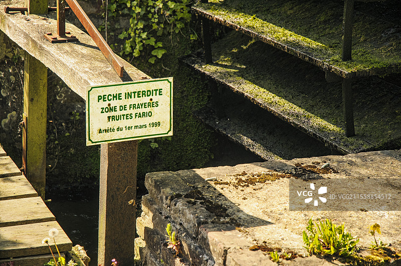 法国诺曼底维勒莱罗兹的维勒河安克蒂尔磨坊的法里奥鳟鱼产卵场标志图片素材