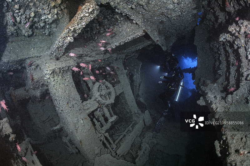 SS Dunraven号是一艘由帆和蒸汽驱动的船只,建于纽卡斯尔,并于1872年12月14日下水。三年后,即1876年1月,她从利物浦出发,装载着前往孟买的钢材和木材。在那里,货物被出售,并重新装载了香料、棉花和穆斯林布,准备返回旅程。4月25日,这艘船在沙阿布·马哈茂德外的一个礁石上搁浅,现在该地区是拉斯穆罕默德国家公园的一部分。图片素材