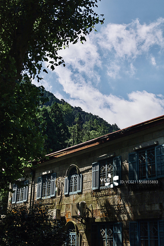 晴天下的庐山美庐别墅图片素材