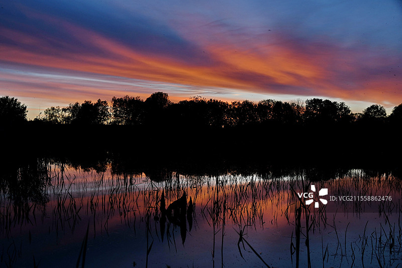 法国杜省布罗尼亚尔的阿朗自然保护区，日落景色图片素材