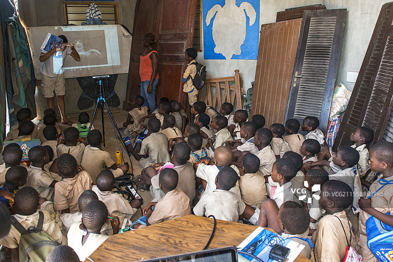 关于海龟（绿海龟和革海龟）的环境教育。贝宁格兰波波。非政府组织热带自然，致力于保护贝宁的生物多样性和自然资源，包括海龟和海洋哺乳动物。总部位于科托努和格兰波波。创始人兼主席，何塞·S·多苏-博杰努。图片素材