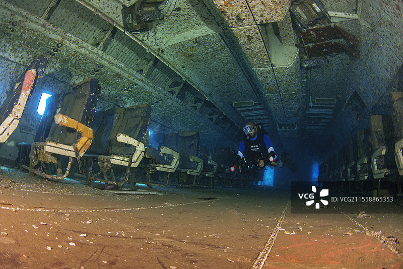 沉船。洛克希德 L-1011 三星客机于 2019 年故意沉没。除了成为潜水者的绝佳景点,这些沉没的结构(通常是船只,但也包括飞机、军用车辆等)还成为人工礁,帮助水下生态的再生。该沉船位于红海,深度在 18 到 31 米之间。约旦阿卡巴。图片素材