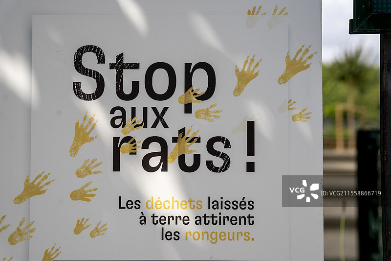 福尔尼图书馆花园入口的标志，上面写着“停止老鼠”，地面上的垃圾吸引了巴黎的啮齿动物。防止老鼠的卫生措施。图片素材