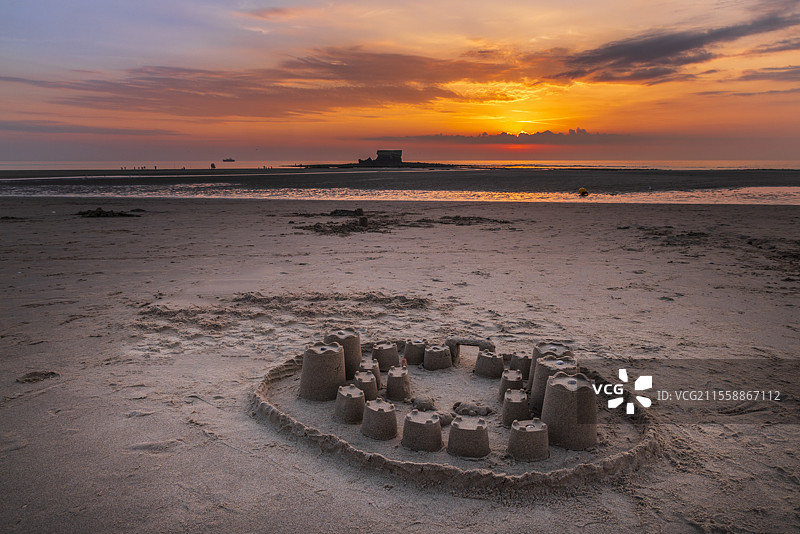 日落时分，位于法国帕德卡莱省奥帕尔海岸的勒波特，赫尔特堡前的沙堡图片素材