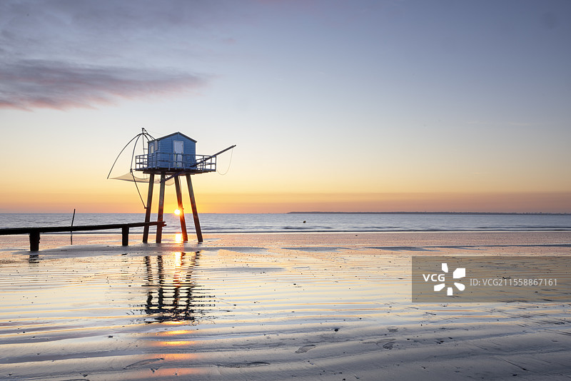 夏季在法国卢瓦尔河大西洋的圣米歇尔-谢夫-谢夫日落时分钓鱼图片素材