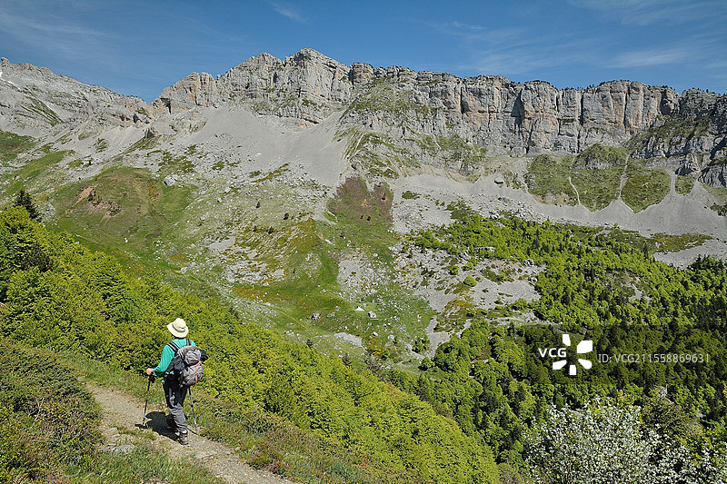 春季在法国上比利牛斯的拉维丹阿祖恩谷徒步旅行图片素材