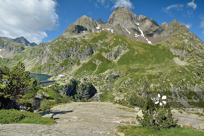 卢里昂山俯瞰阿尔图斯特大坝，皮雷内国家公园，奥索谷，法国外大西洋皮雷内地区图片素材