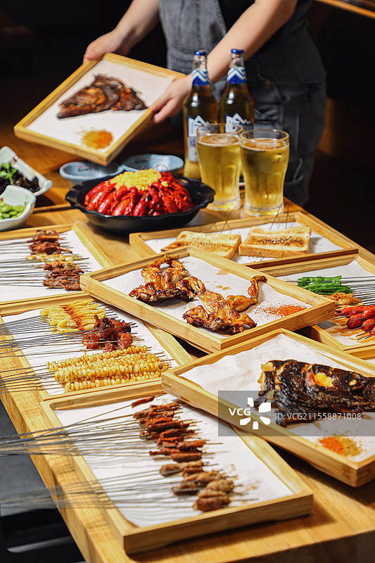 烧烤撸串烤羊肉串牛肉串鸭舌烤肠烤鲽鱼烤海鲜烤带子烤生蚝扇贝牛蛙面包粉丝带子烤玉米粒烟火气夜宵碟鱼头图片素材