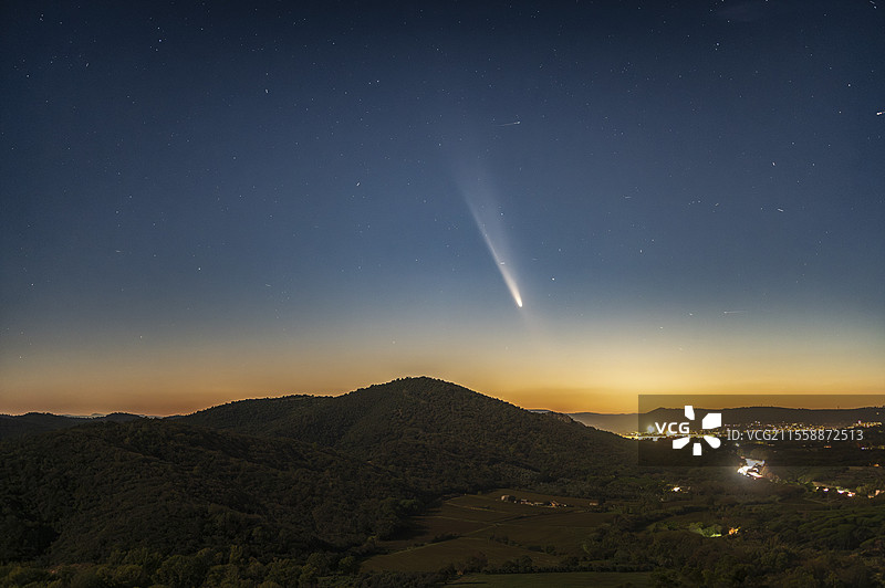 土星山-阿特拉斯彗星或C/2023 A3在2024年10月13日于法国瓦尔省勒穆伊的莫尔山脉上空图片素材