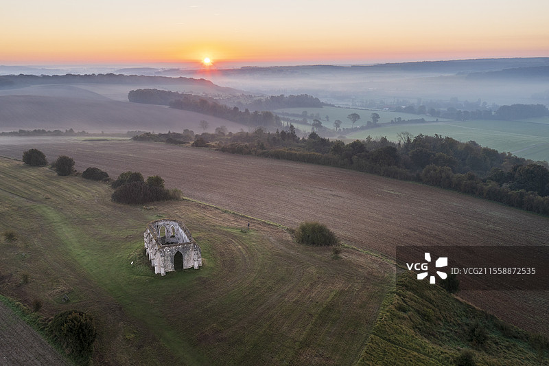 法国加来海峡省图尔内姆-苏尔-拉-亨的格梅圣路易教堂日出时分图片素材