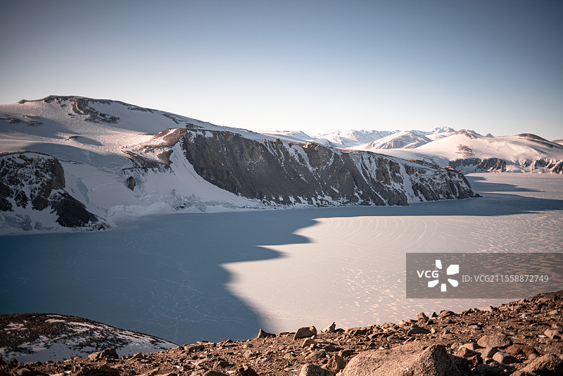 特拉诺瓦湾，仍然被冰覆盖。由于水深，它受到波浪和风的保护，因此海冰可以持续到11月中旬。这相对较晚，这就是为什么这里可以建造跑道的原因。维多利亚地，南极洲图片素材