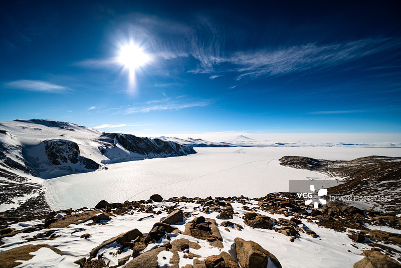 特拉诺瓦湾的全景。远处是夏季机场。背景是墨尔本山。右侧是马里奥·祖凯利基地。维多利亚地，南极洲。图片素材