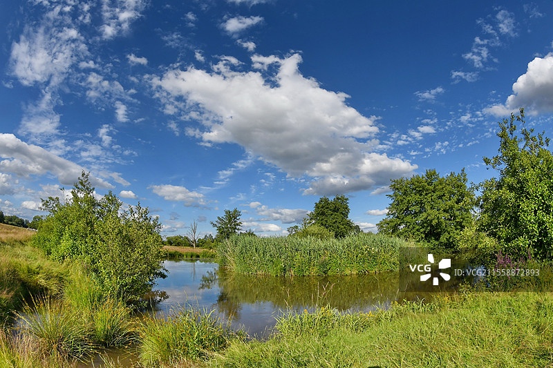 春天的布尔布兹河，法国贝尔福地区图片素材
