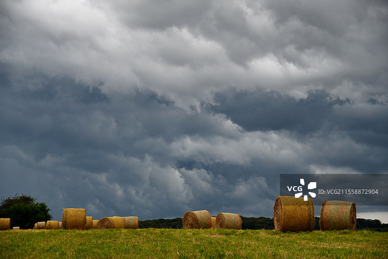 干草卷和暴风云，布罗尼亚高原，杜省，法国图片素材